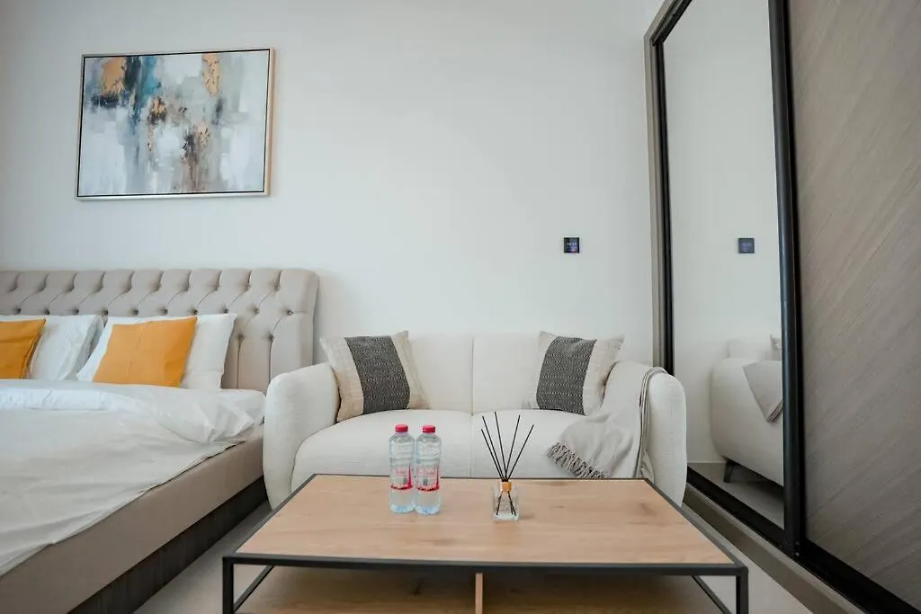 Cozy Studio With Burj Views Pool Gym Central Dubai Apartment
