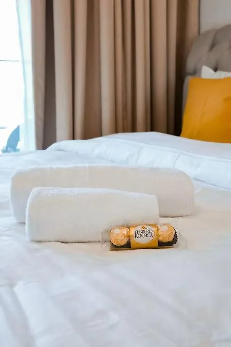 Cozy Studio With Burj Views Pool Gym Central Dubai Apartment