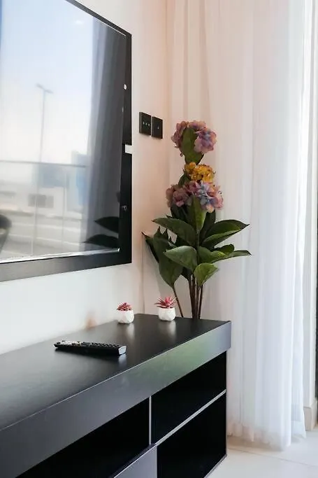 Cozy Studio With Burj Views Pool Gym Central Dubai Apartment